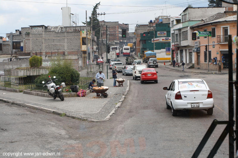 IMG_1641.jpg - De doorgaande weg door Quito, de Pan Americana (met verkopers van fruit en chips)