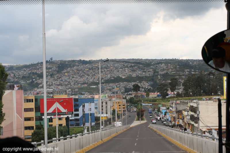 IMG_1644.jpg - Quito is 30 km. lang, en ligt over heuvels en dalen